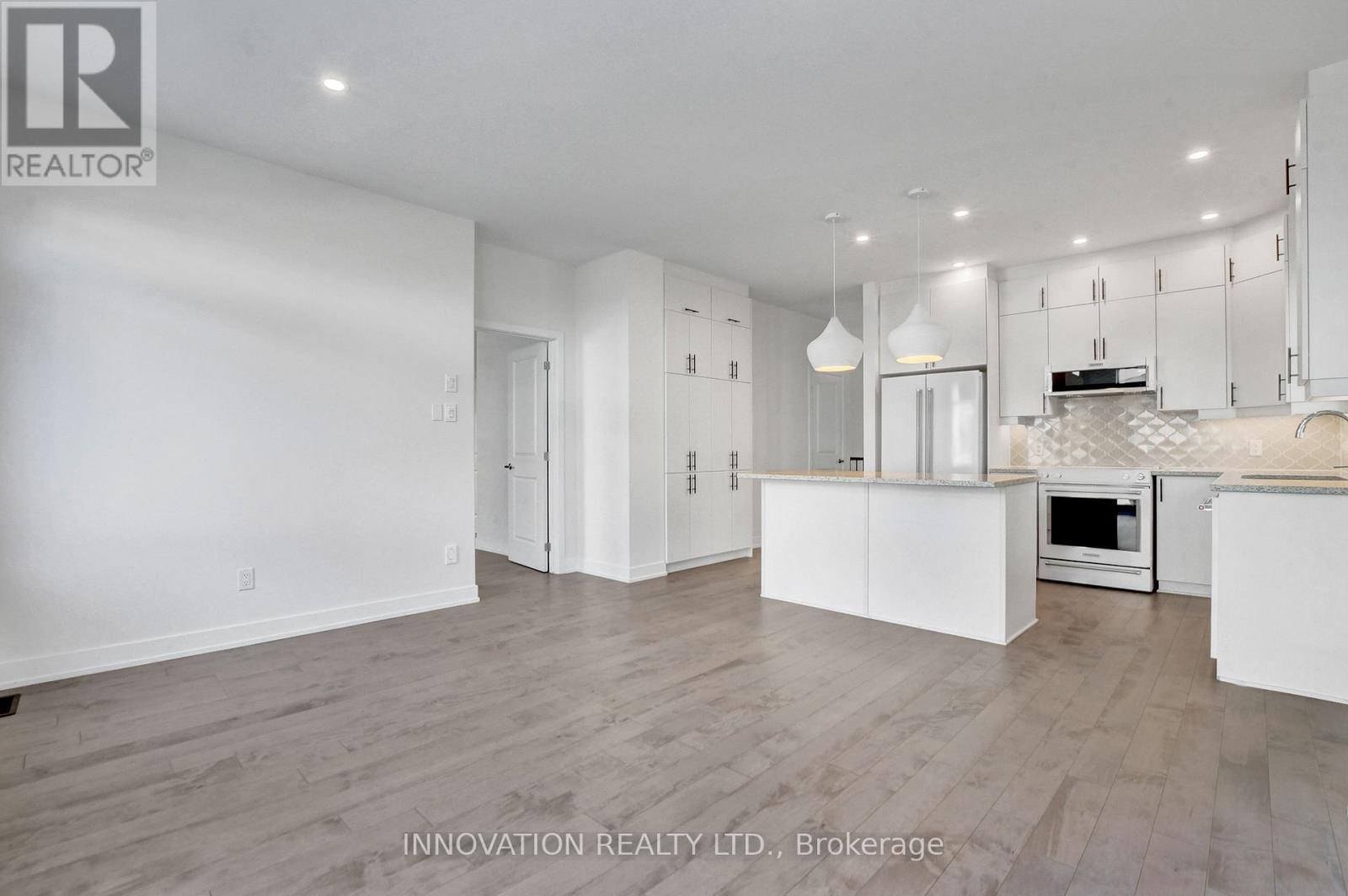 565 Bobolink Ridge, Ottawa, ON - Indoor Photo Showing Kitchen With Upgraded Kitchen