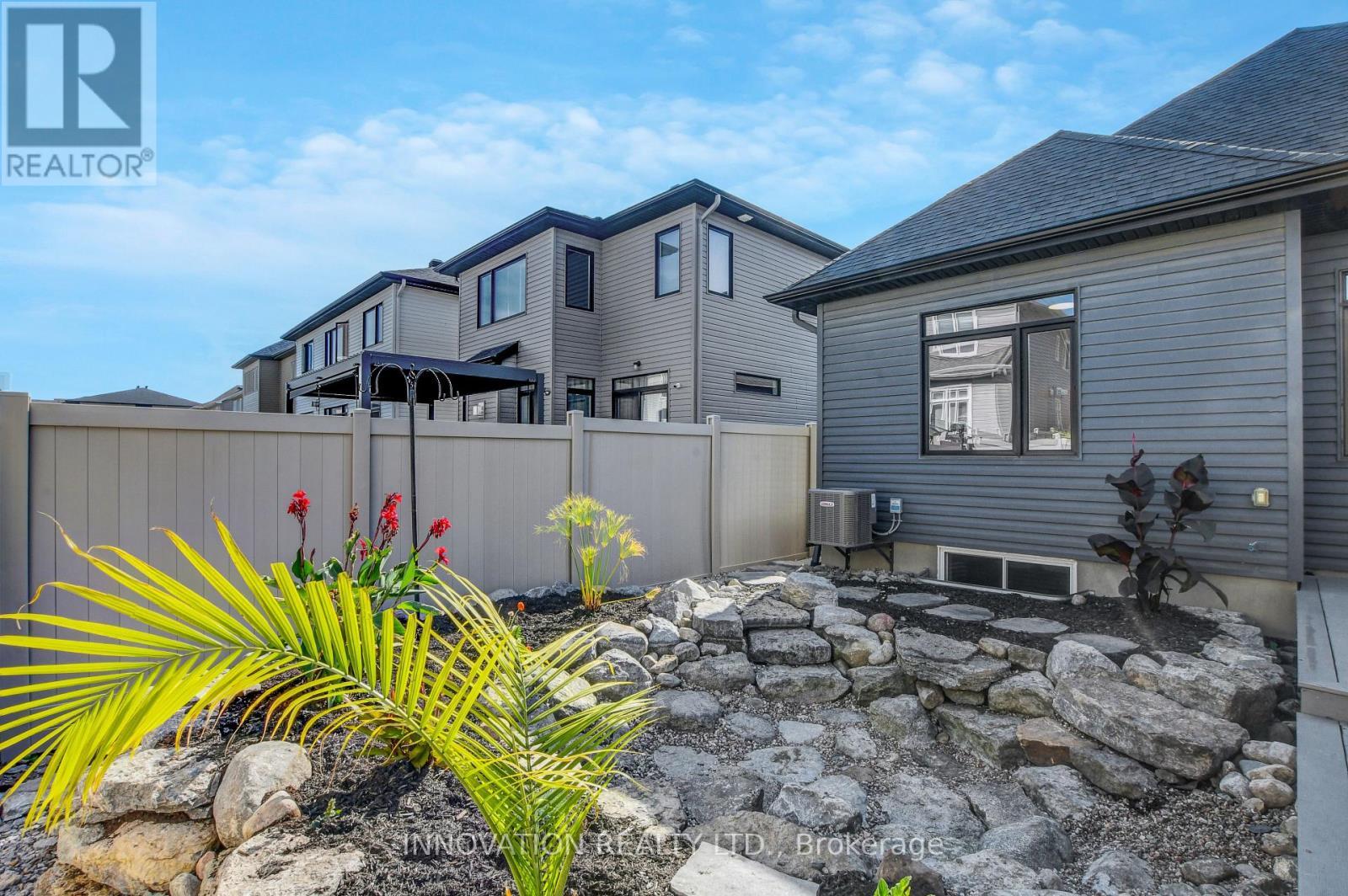 565 Bobolink Ridge, Ottawa, ON - Outdoor