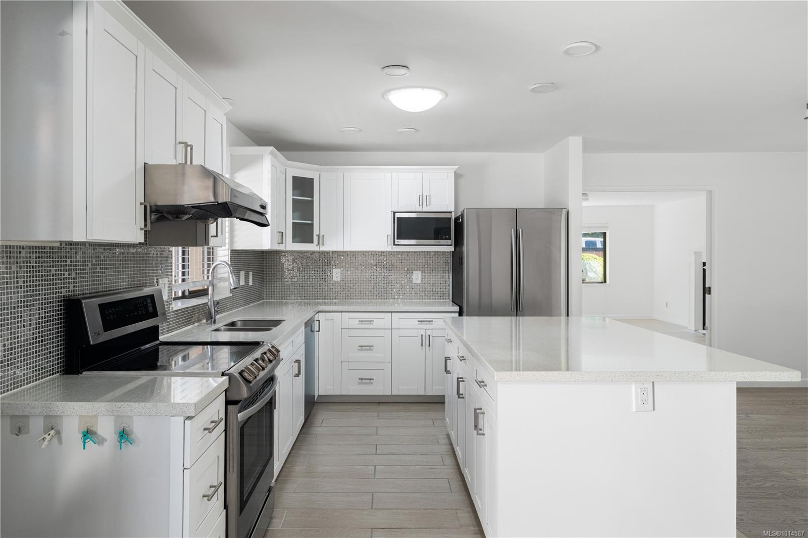 4101 Scoones Pl, Saanich, BC