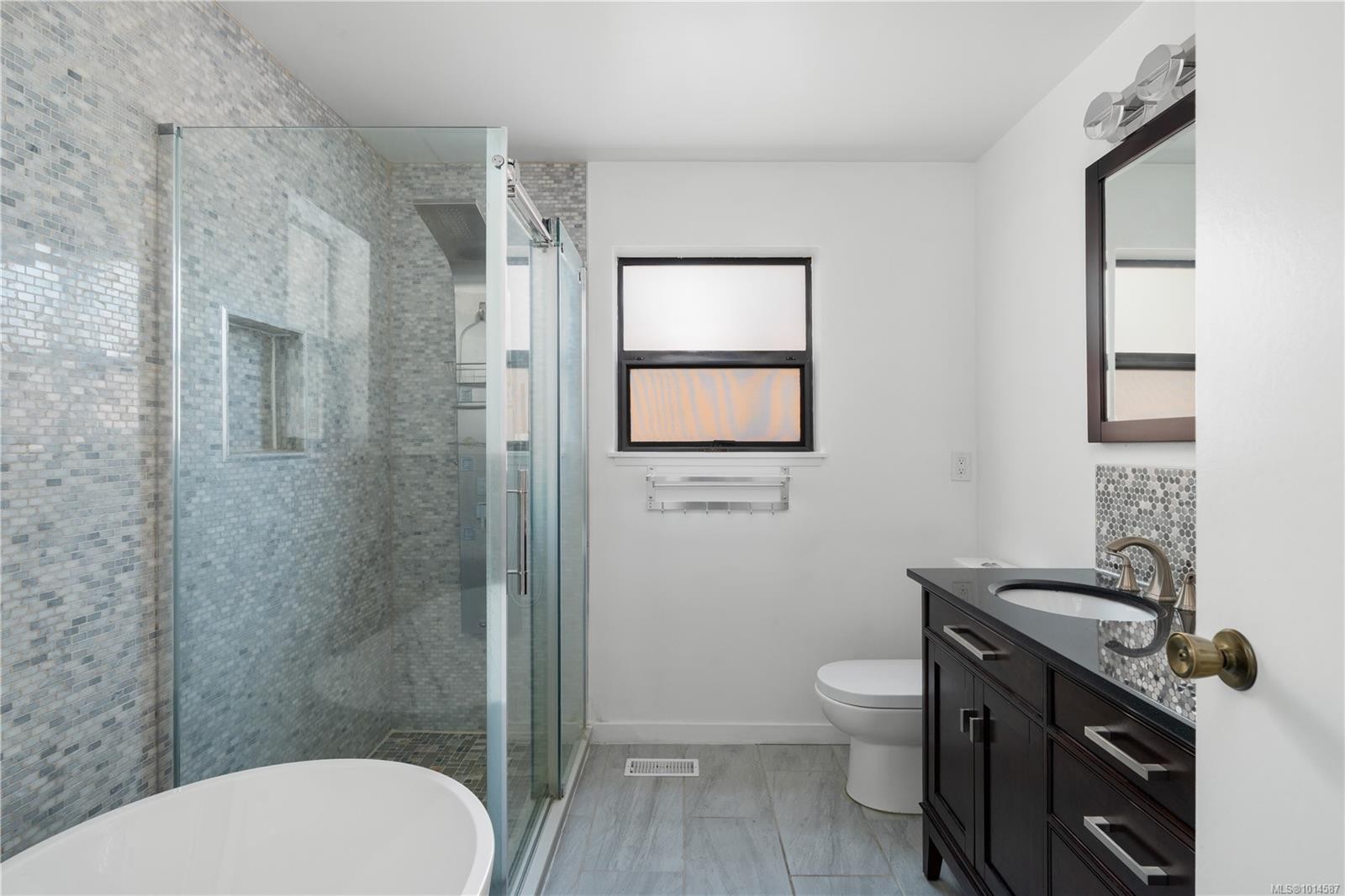 4101 Scoones Pl, Saanich, BC