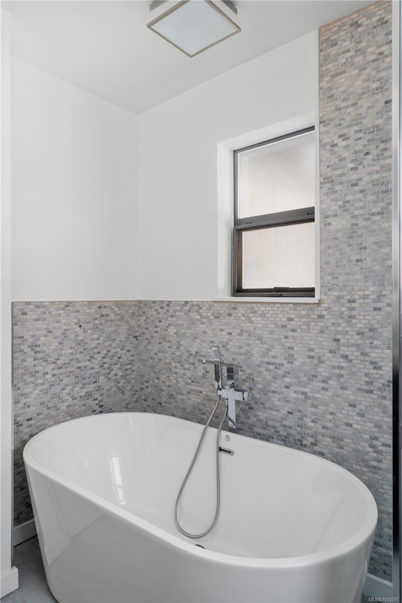 4101 Scoones Pl, Saanich, BC