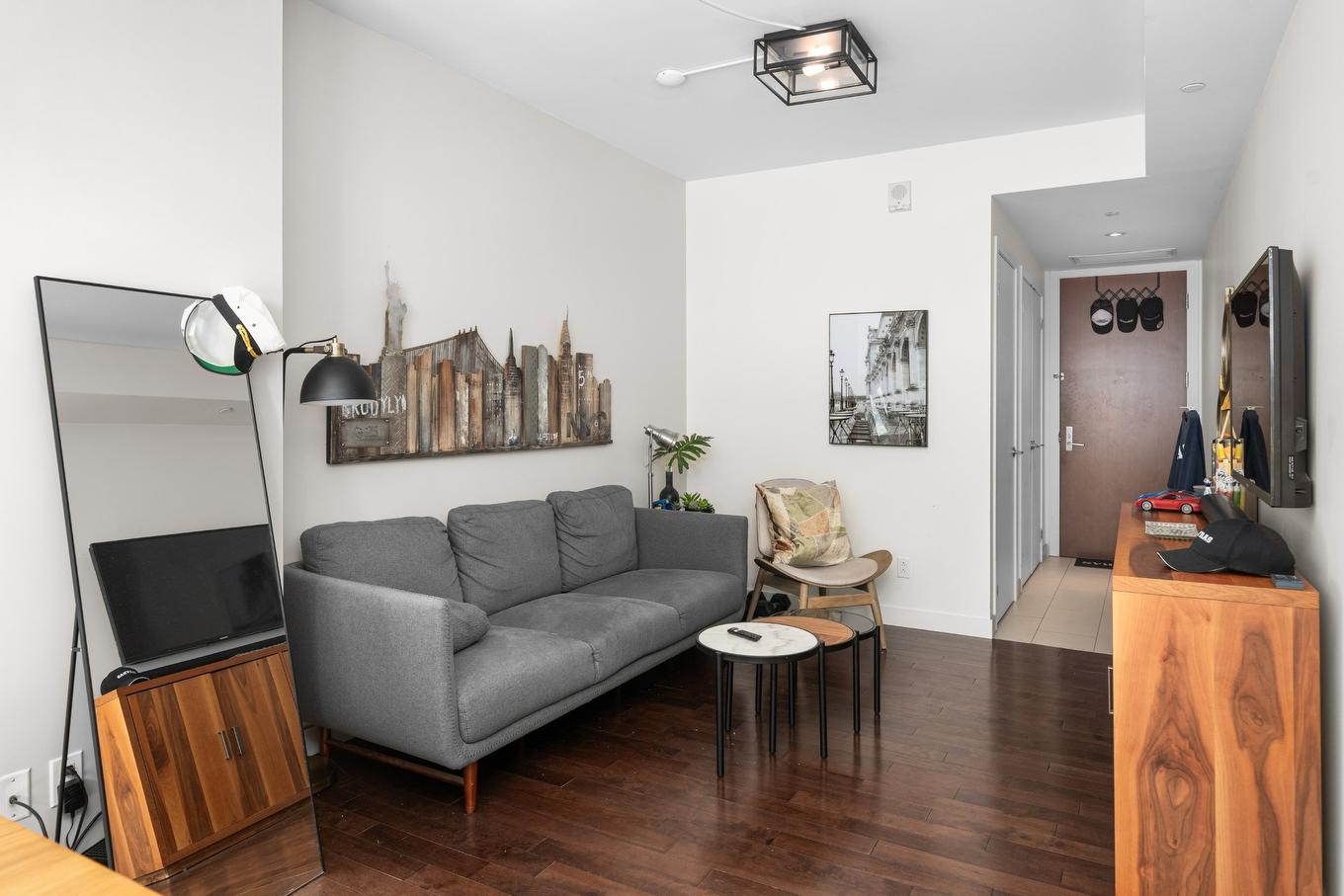 Living room - 1807-495 Av. Viger O., Montréal (Ville-Marie), QC - Indoor Photo Showing Living Room