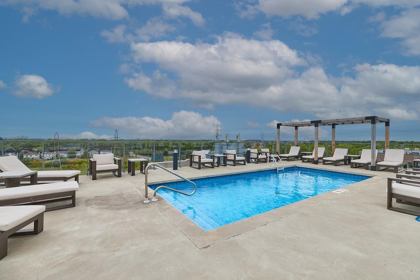 Piscine - 712-64 Ch. St-François-Xavier, Candiac, QC - Outdoor With In Ground Pool With View