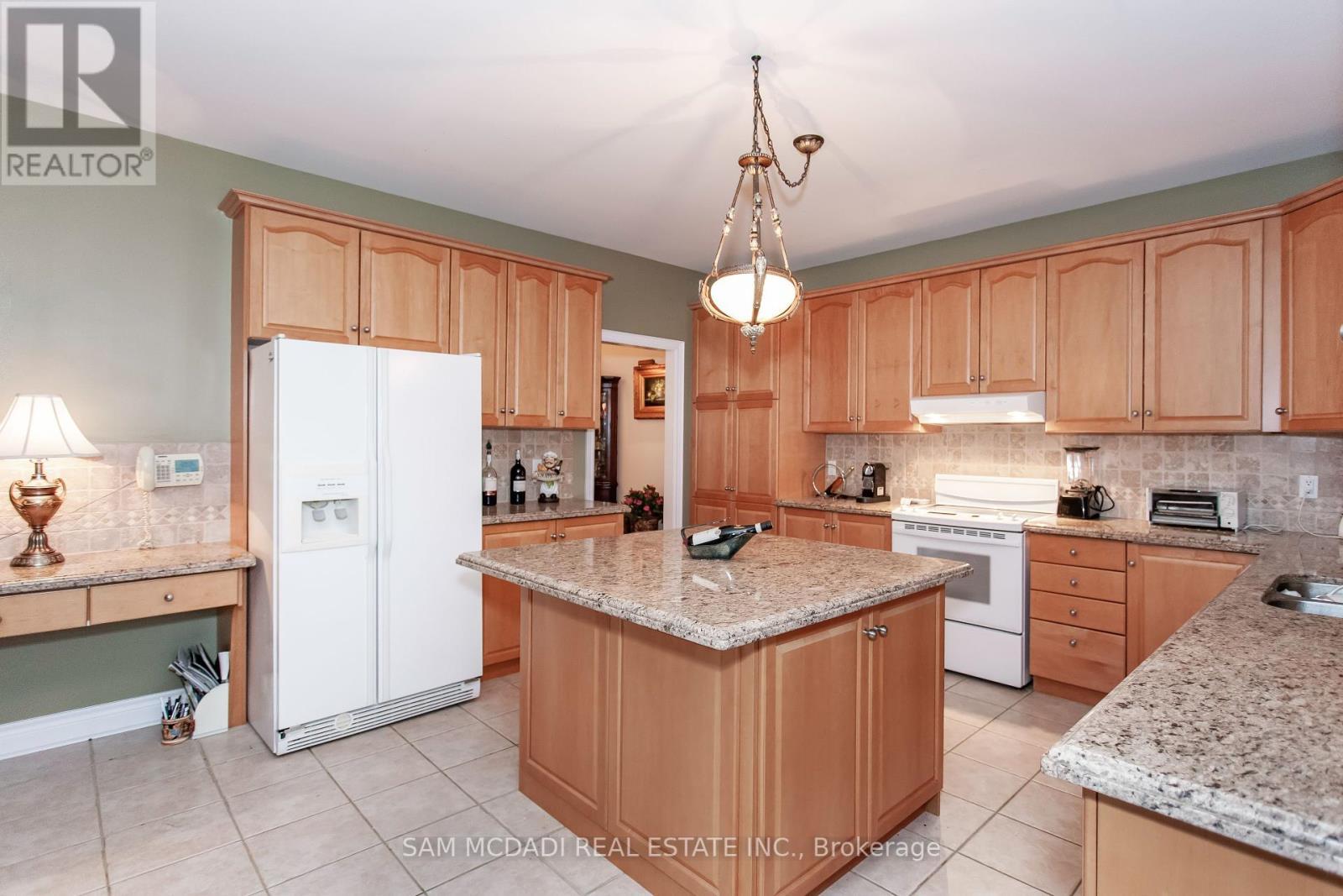 Upper - 50 Links Lane, Brampton, ON - Indoor Photo Showing Kitchen With Double Sink