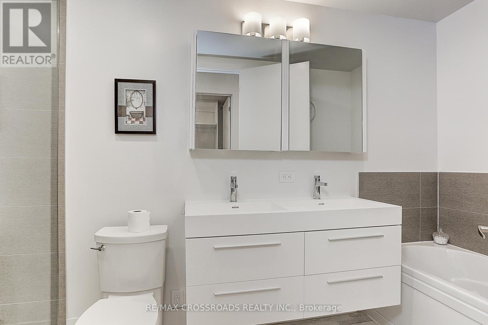 Th3 - 270 Davenport Road, Toronto, ON - Indoor Photo Showing Bathroom