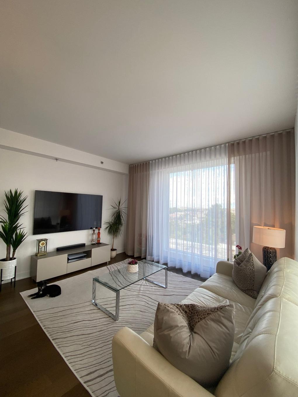 Living room - 704-205 Ch. Bates, Mont-Royal, QC - Indoor Photo Showing Living Room