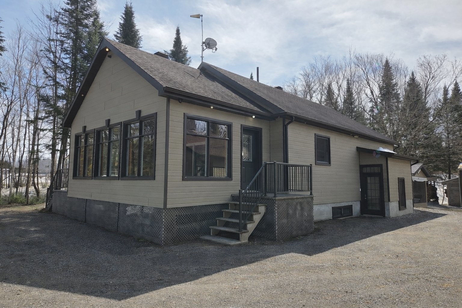 Front of Structure - 193 Ch. Tawachiche E., Lac-Aux-Sables, QC - Outdoor