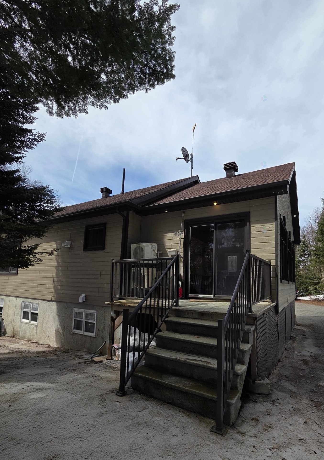 Front of Structure - 193 Ch. Tawachiche E., Lac-Aux-Sables, QC - Outdoor