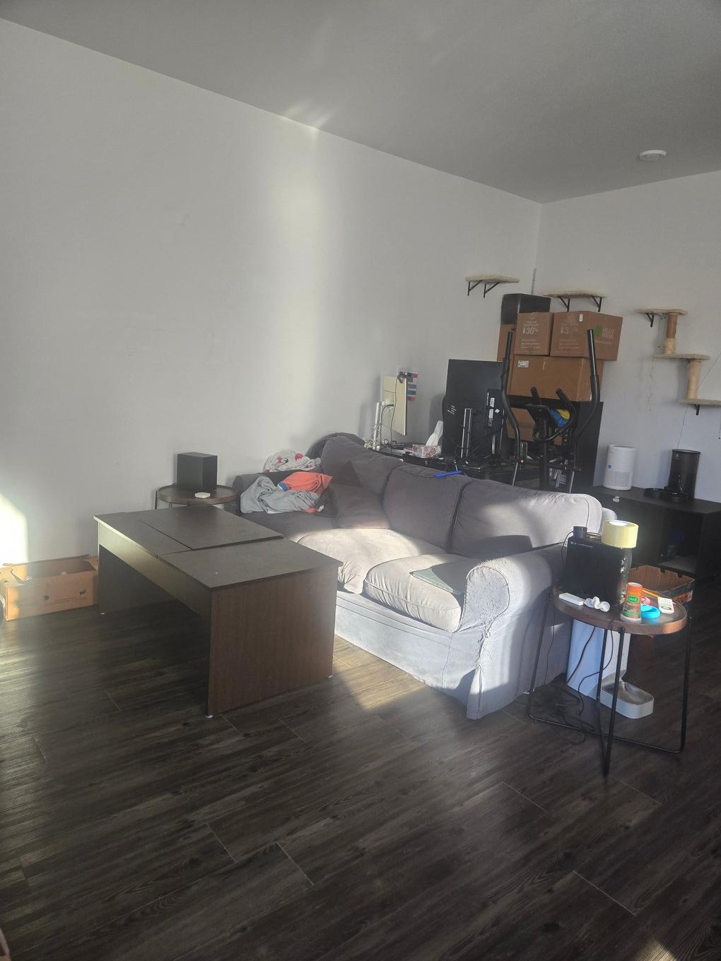 Salon - 1062 Rue St-Viateur, Joliette, QC - Indoor