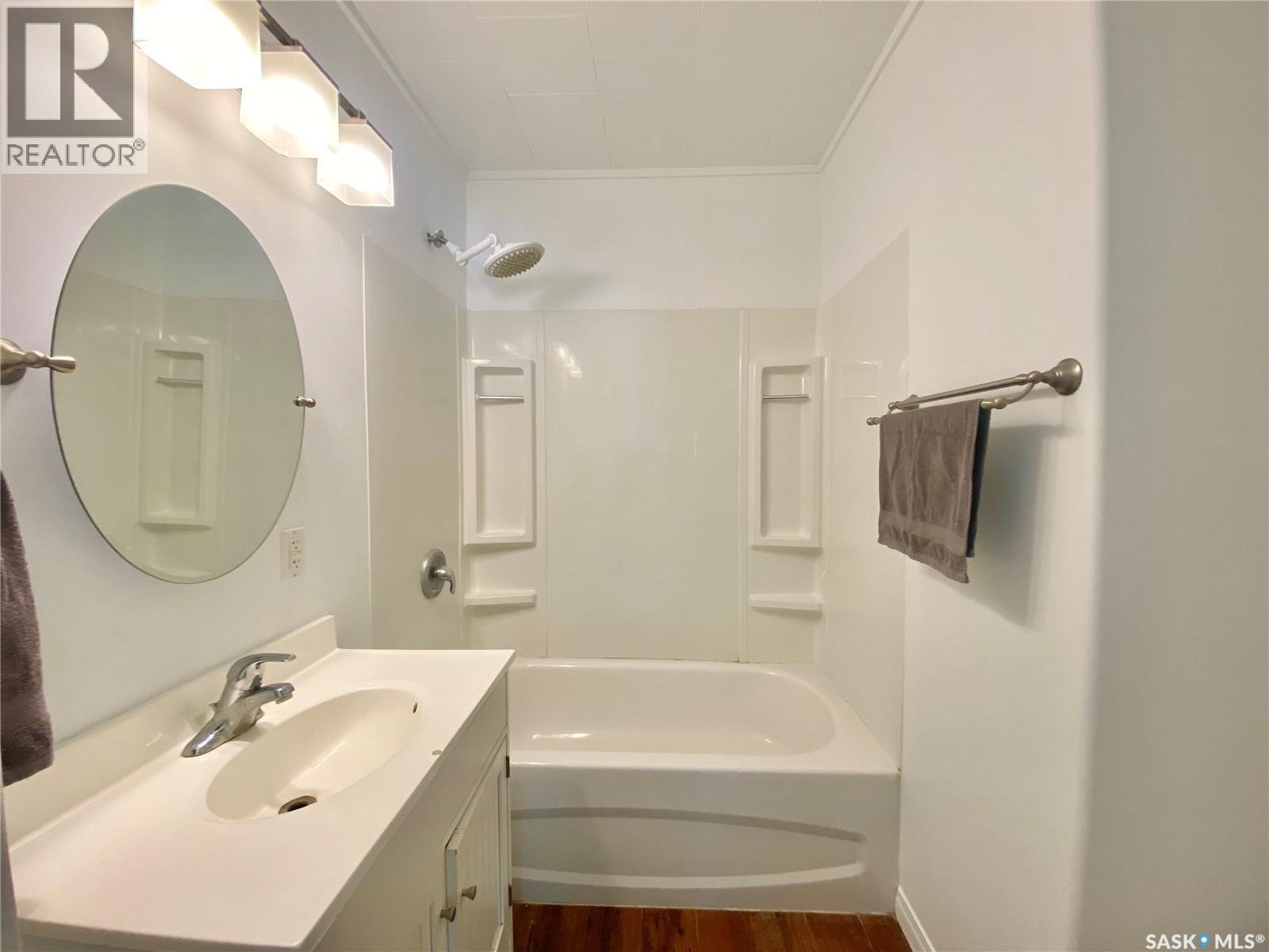 822 4Th Avenue, Raymore, SK - Indoor Photo Showing Bathroom