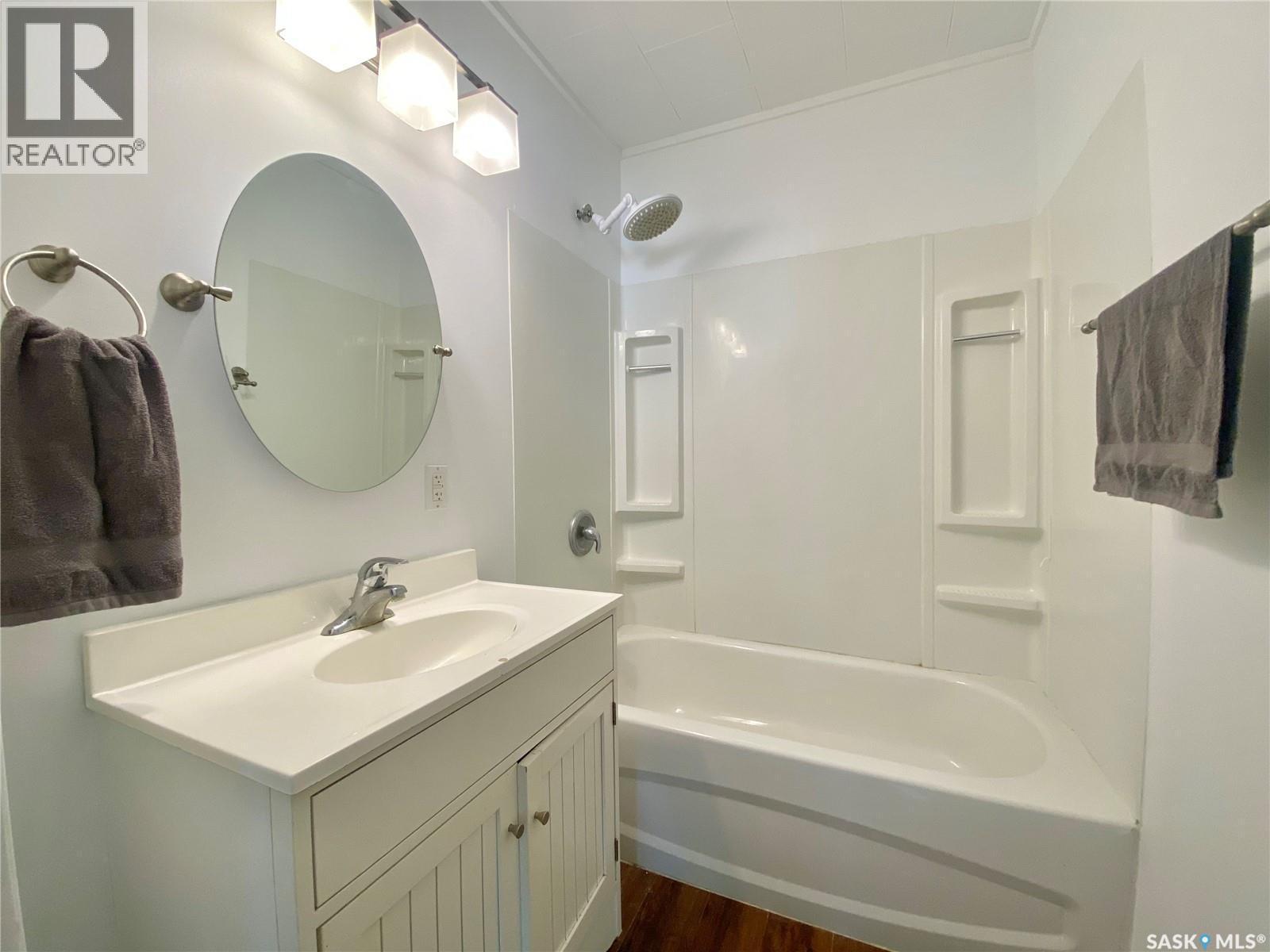 822 4Th Avenue, Raymore, SK - Indoor Photo Showing Bathroom