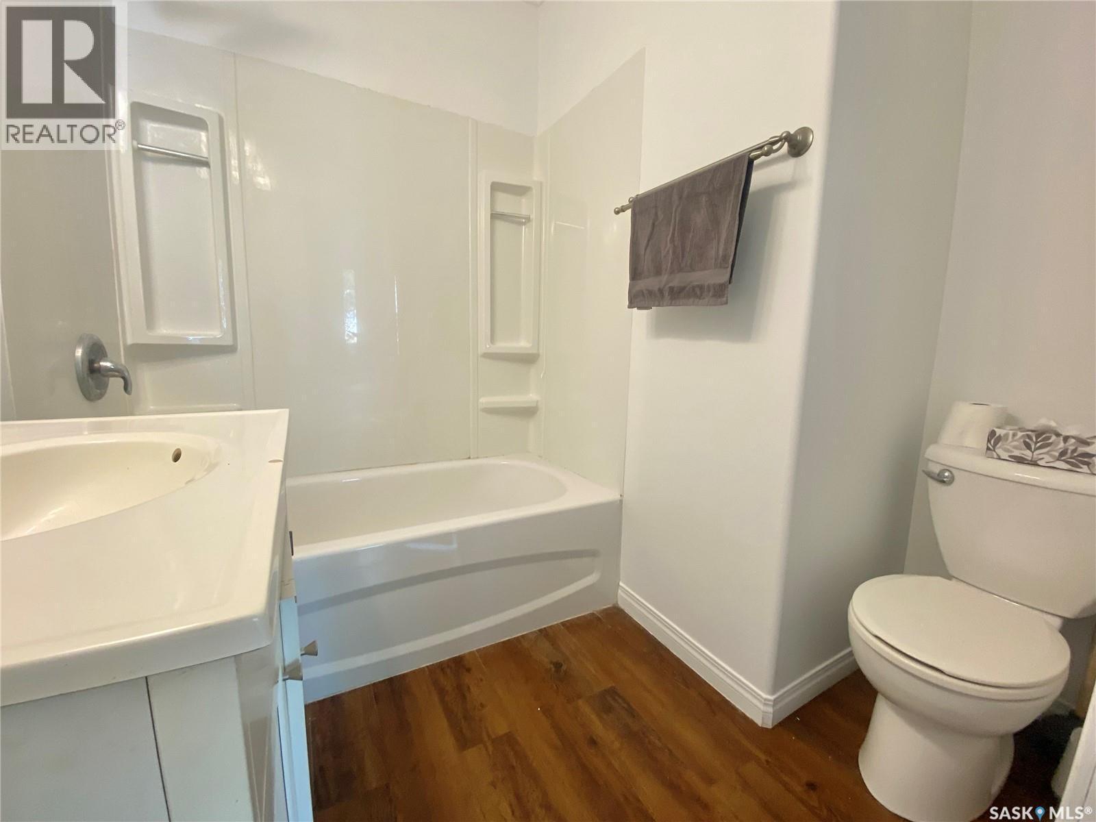 822 4Th Avenue, Raymore, SK - Indoor Photo Showing Bathroom