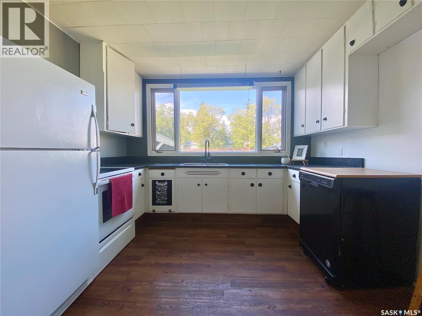 822 4Th Avenue, Raymore, SK - Indoor Photo Showing Kitchen