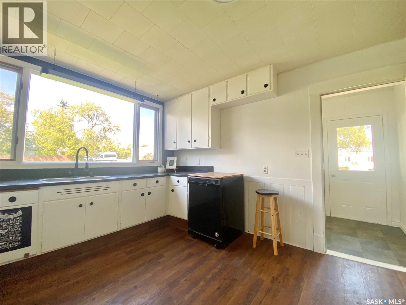 822 4Th Avenue, Raymore, SK - Indoor Photo Showing Kitchen