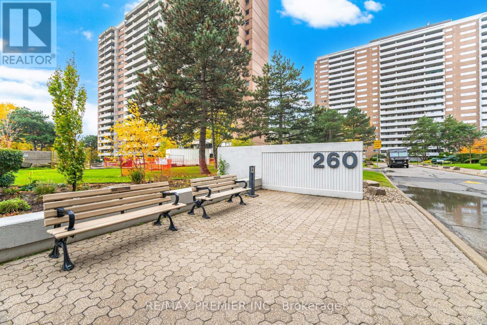 1105 - 260 Scarlett Road, Toronto, ON - Outdoor