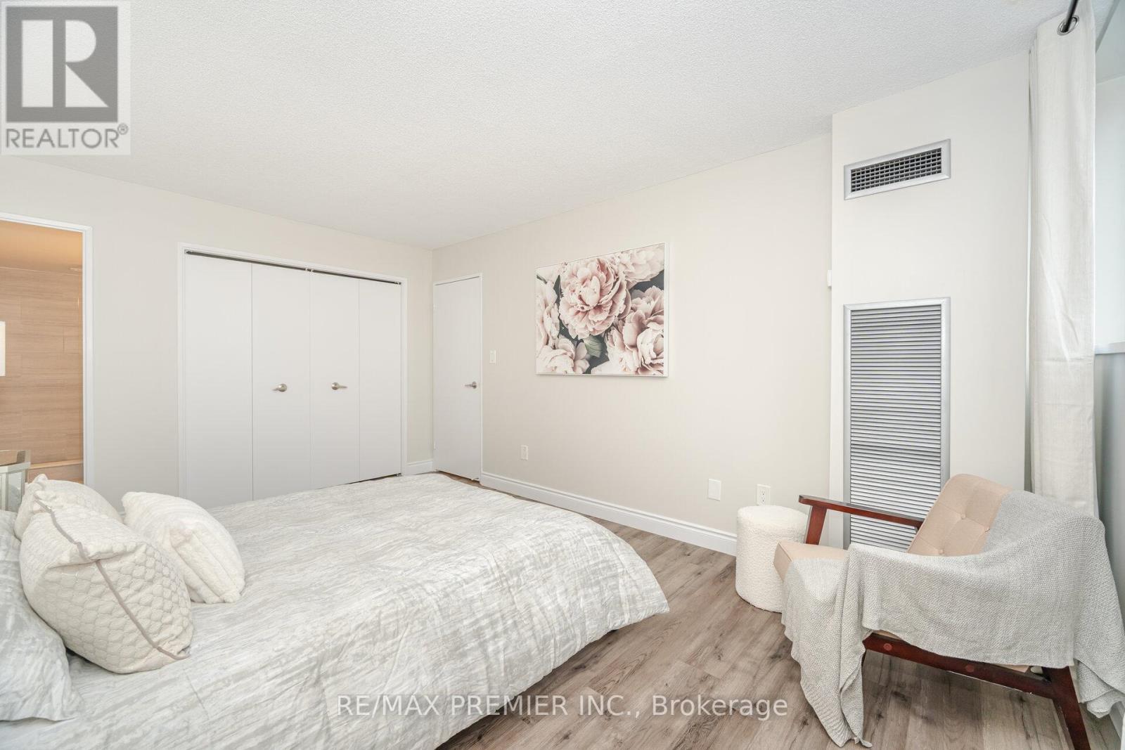 1105 - 260 Scarlett Road, Toronto, ON - Indoor Photo Showing Bedroom