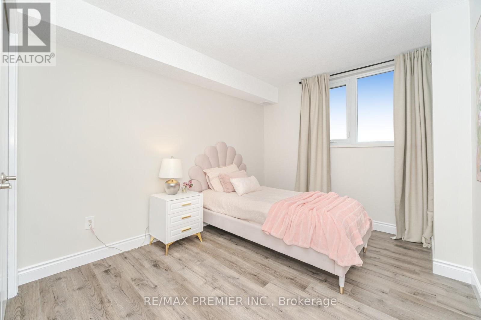 1105 - 260 Scarlett Road, Toronto, ON - Indoor Photo Showing Bedroom