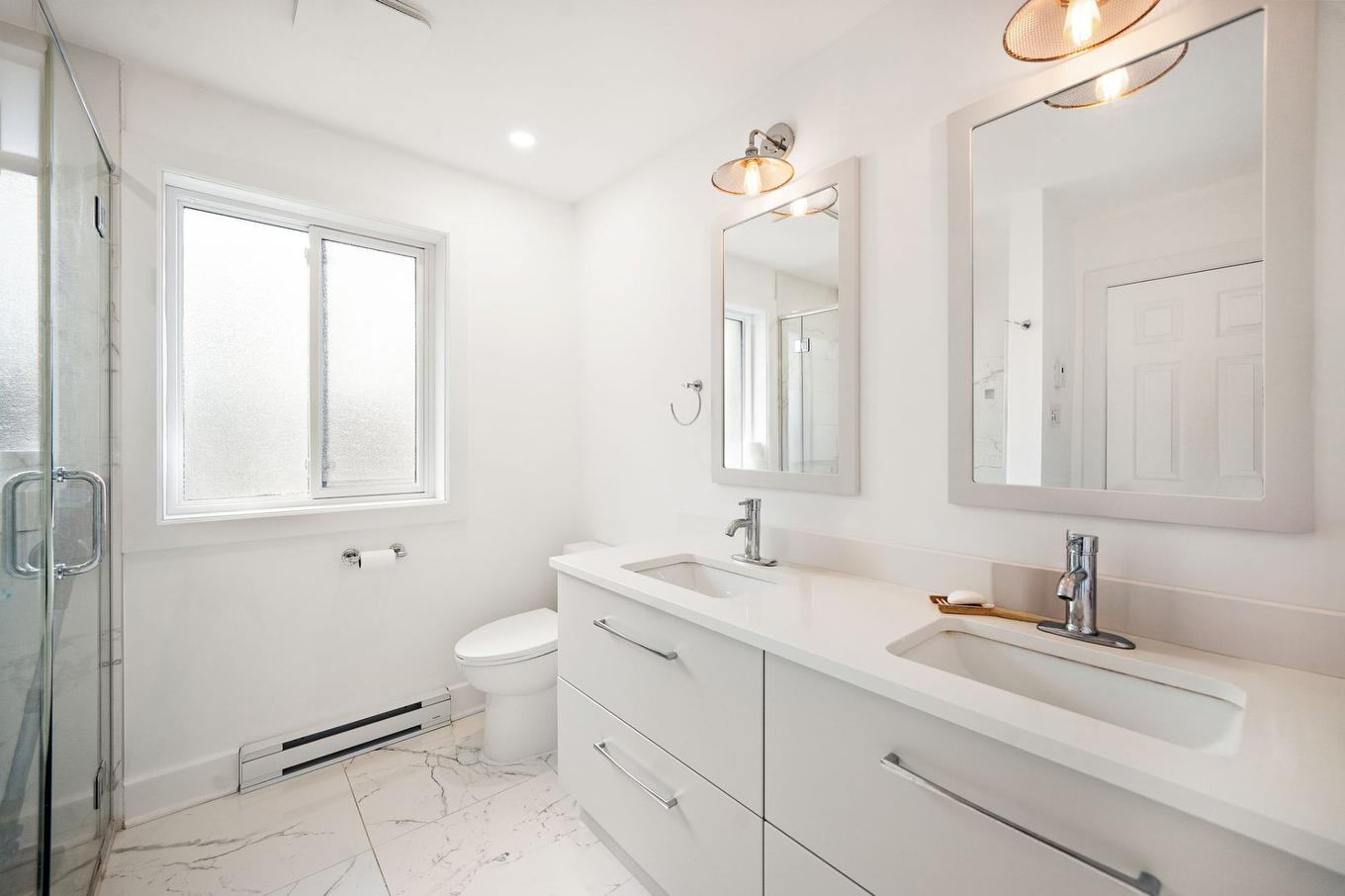 Salle de bains attenante à la CCP - 2240 Av. O'Brien, Montréal (Saint-Laurent), QC - Indoor Photo Showing Bathroom