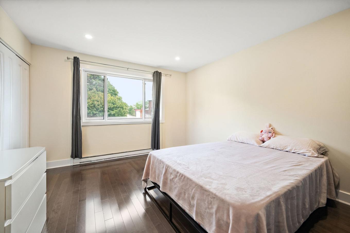 Chambre à coucher - 2240 Av. O'Brien, Montréal (Saint-Laurent), QC - Indoor Photo Showing Bedroom