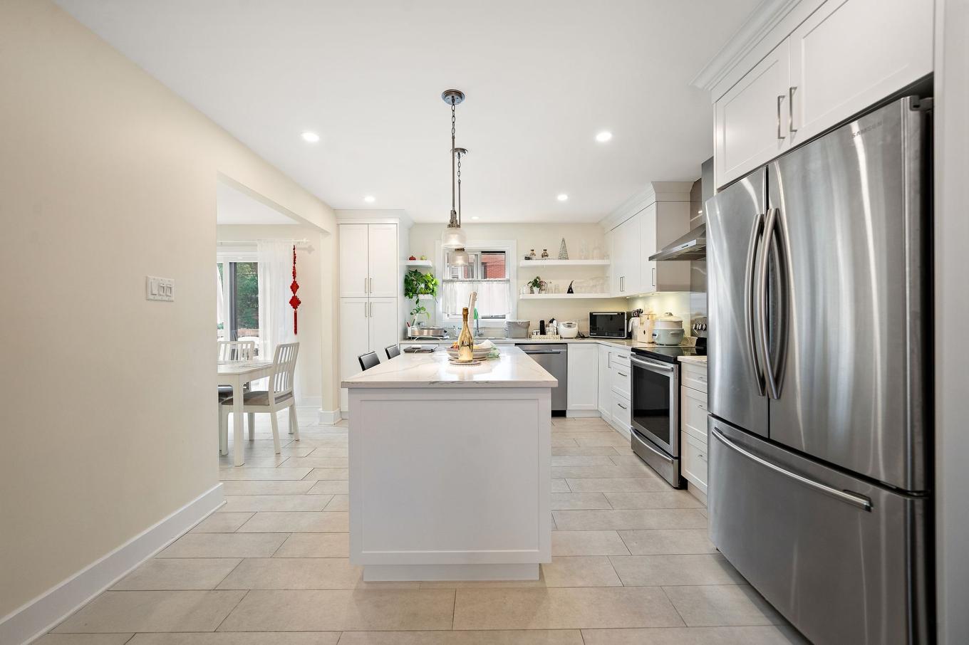 Cuisine - 2240 Av. O'Brien, Montréal (Saint-Laurent), QC - Indoor Photo Showing Kitchen With Upgraded Kitchen