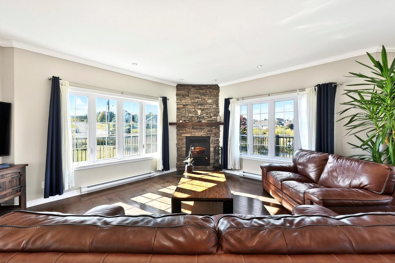 Salon - 1049 Rue Des Chevaliers, Prévost, QC - Indoor Photo Showing Living Room With Fireplace