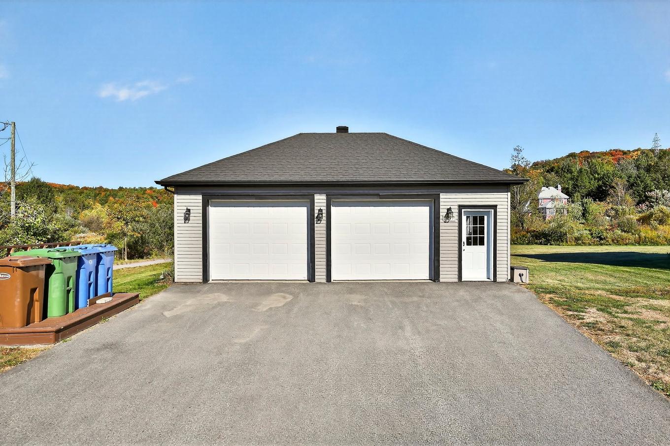 Garage - 1049 Rue Des Chevaliers, Prévost, QC - Outdoor With Exterior