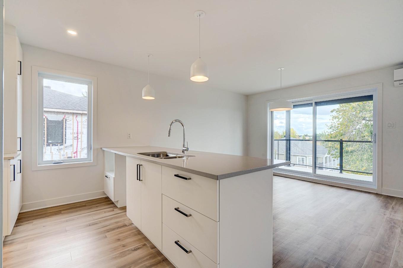 Overall view - 4-2202 Boul. Du Bord-De-L'Eau, Salaberry-De-Valleyfield, QC - Indoor Photo Showing Kitchen With Double Sink