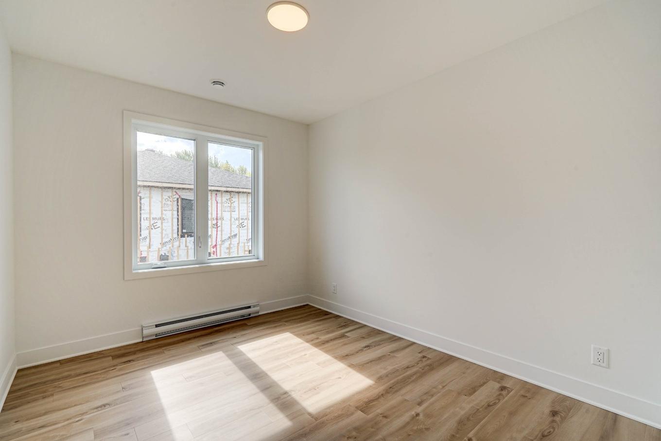 Bedroom - 4-2202 Boul. Du Bord-De-L'Eau, Salaberry-De-Valleyfield, QC - Indoor Photo Showing Other Room