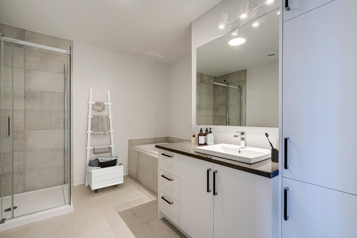 Bathroom - 4-2202 Boul. Du Bord-De-L'Eau, Salaberry-De-Valleyfield, QC - Indoor Photo Showing Bathroom