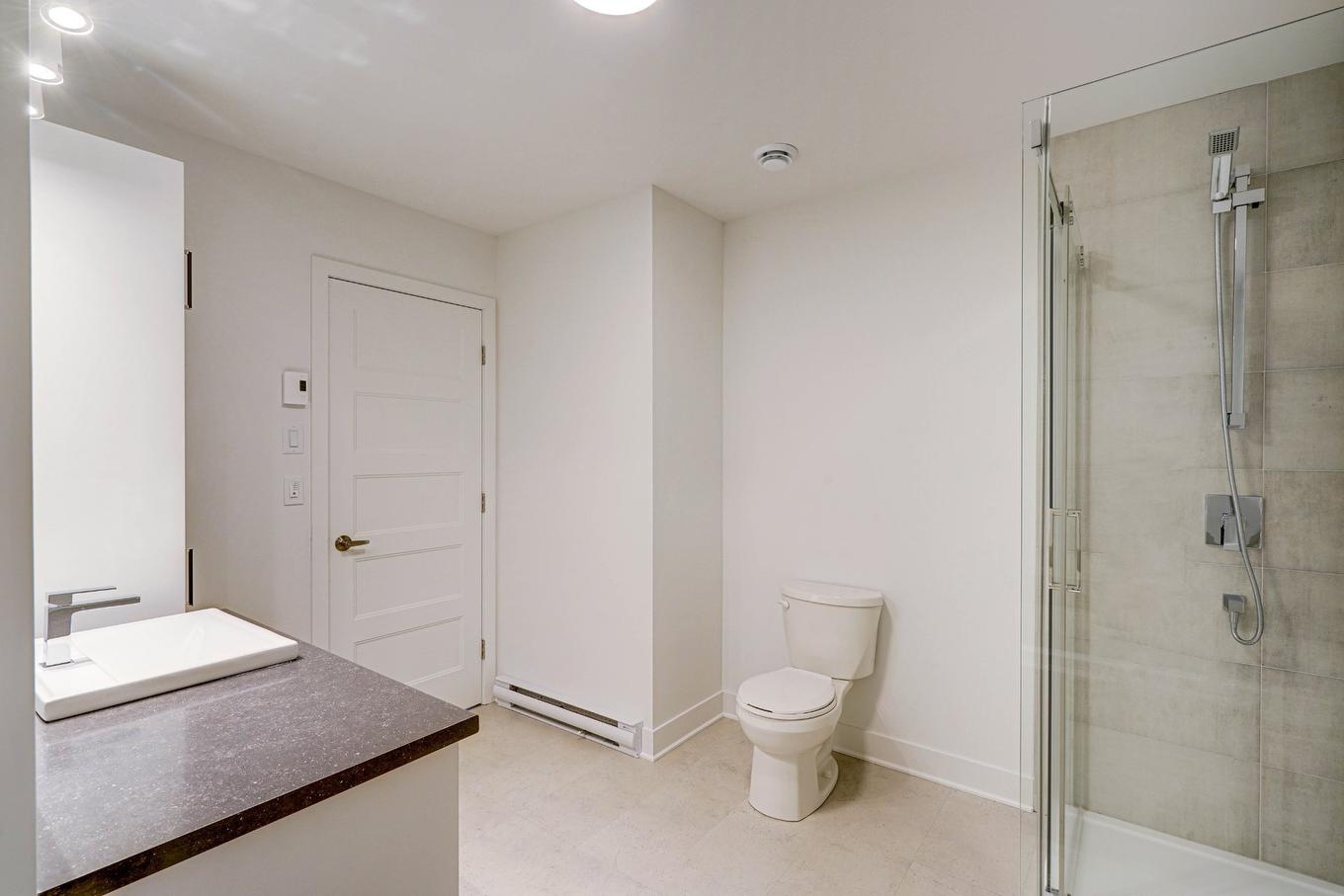 Bathroom - 4-2202 Boul. Du Bord-De-L'Eau, Salaberry-De-Valleyfield, QC - Indoor Photo Showing Bathroom