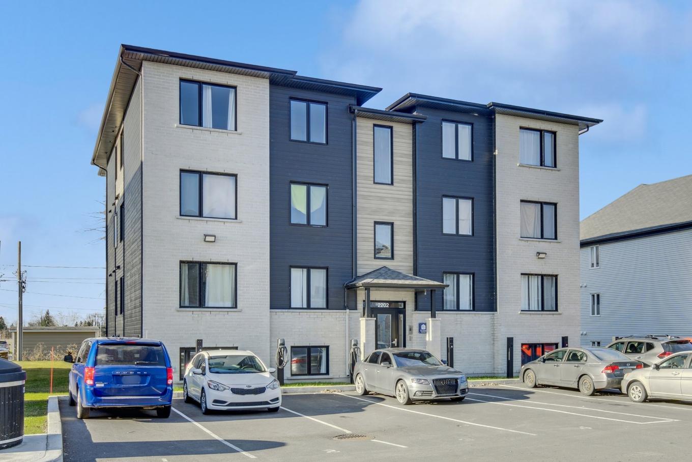 Overall view - 4-2202 Boul. Du Bord-De-L'Eau, Salaberry-De-Valleyfield, QC - Outdoor With Facade