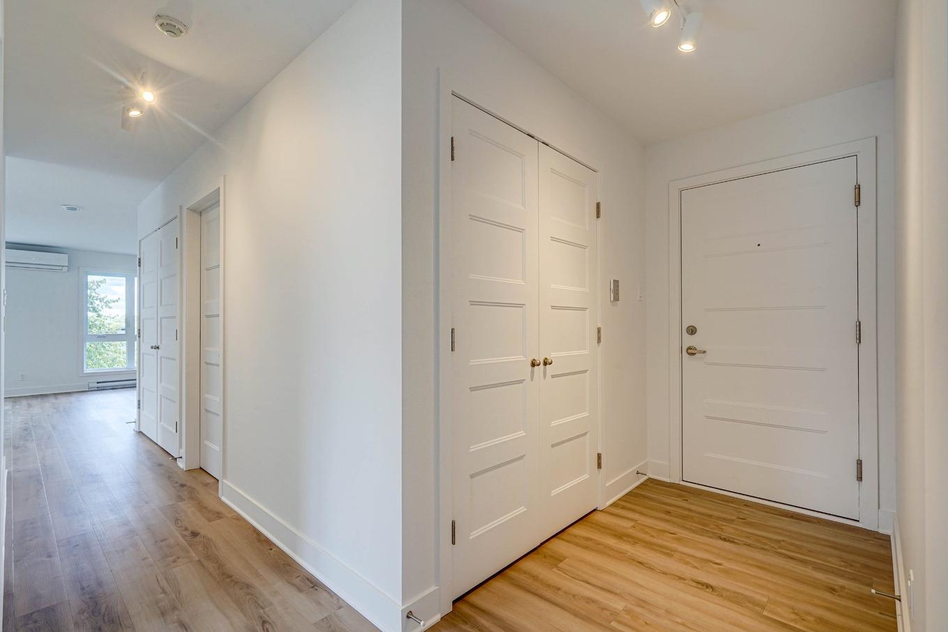 Hall - 4-2202 Boul. Du Bord-De-L'Eau, Salaberry-De-Valleyfield, QC - Indoor Photo Showing Other Room