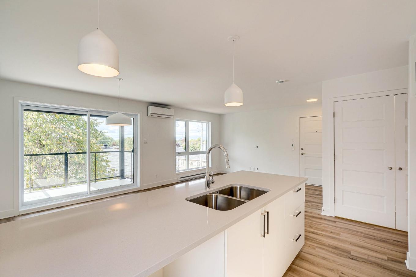 Overall view - 4-2202 Boul. Du Bord-De-L'Eau, Salaberry-De-Valleyfield, QC - Indoor Photo Showing Kitchen With Double Sink
