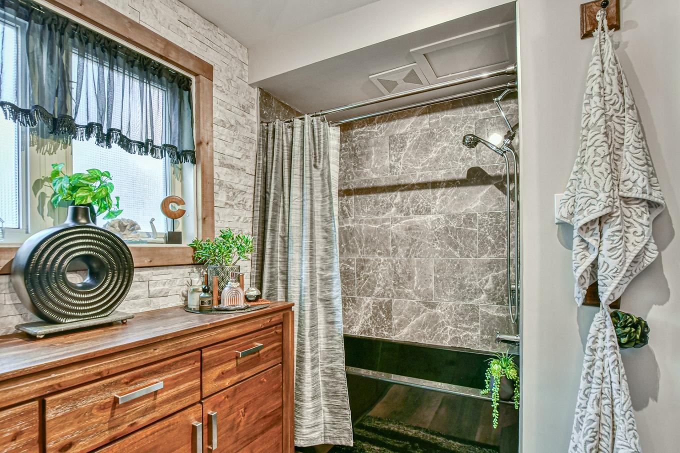 Bathroom - 552 - 556 Rue Chapleau, Saint-Jérôme, QC - Indoor