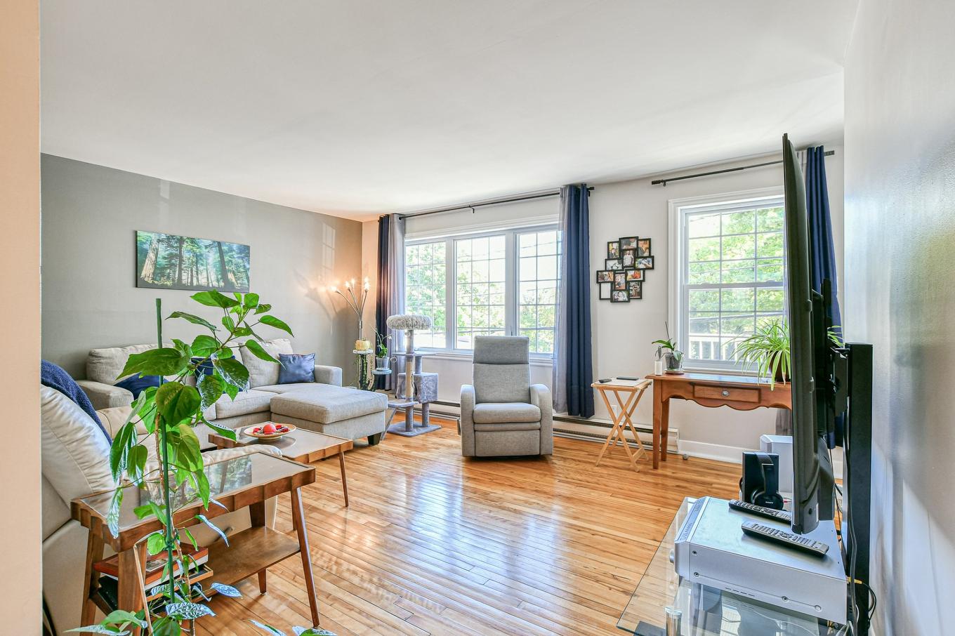 Living room - 552 - 556 Rue Chapleau, Saint-Jérôme, QC - Indoor Photo Showing Living Room