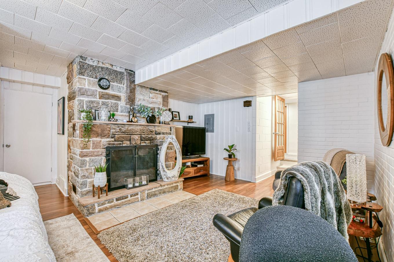 Overall view - 552 - 556 Rue Chapleau, Saint-Jérôme, QC - Indoor Photo Showing Living Room With Fireplace
