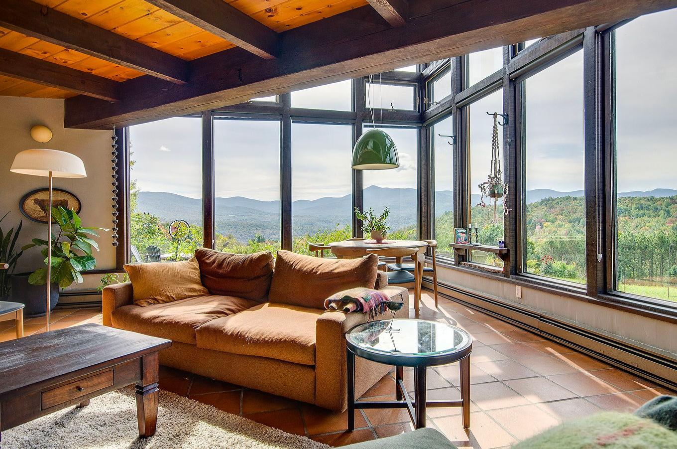 Living room - 2256 Ch. Scenic, Sutton, QC - Indoor Photo Showing Living Room