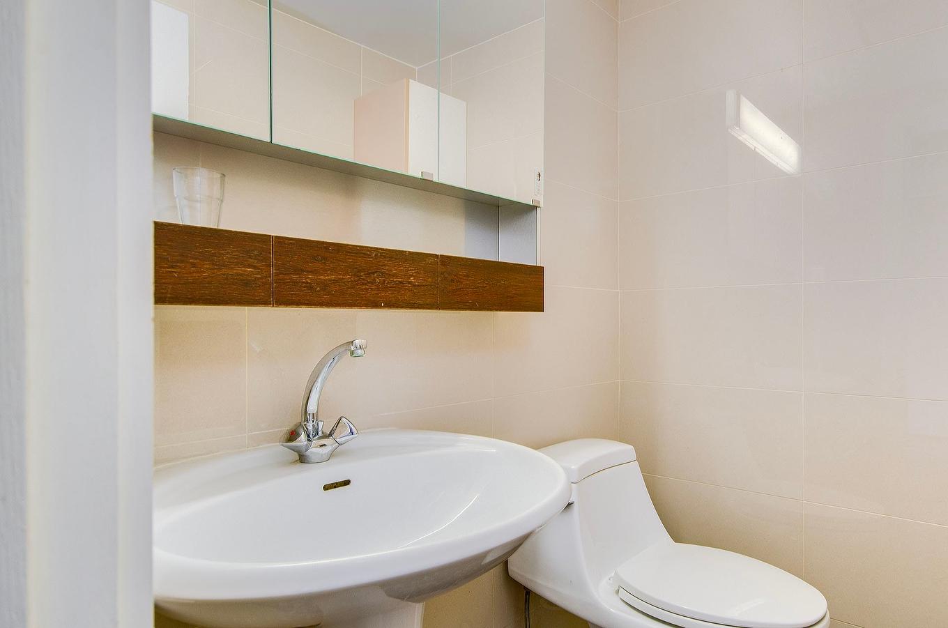 Powder room - 2256 Ch. Scenic, Sutton, QC - Indoor Photo Showing Bathroom
