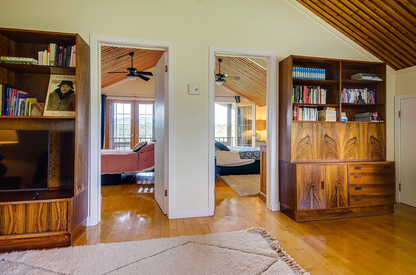 Den - 2256 Ch. Scenic, Sutton, QC - Indoor