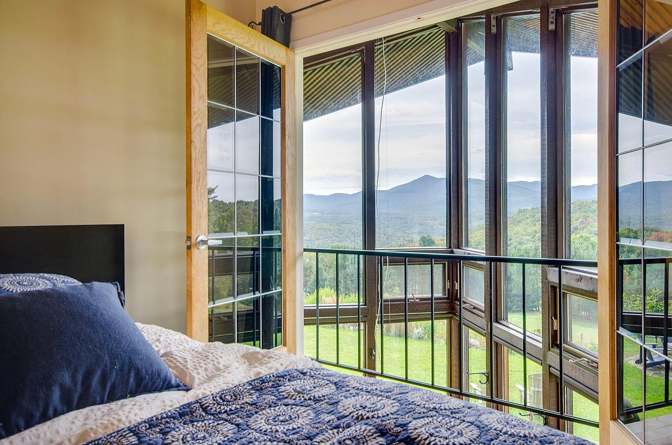 Bedroom - 2256 Ch. Scenic, Sutton, QC - Indoor Photo Showing Bedroom