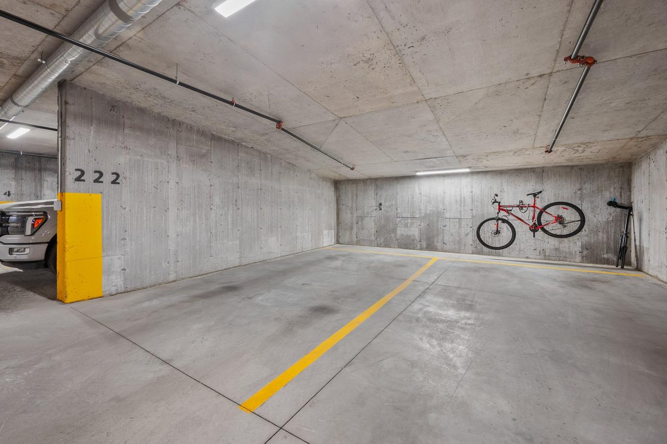 Garage - 515-1450 Rue Island, Montréal (Le Sud-Ouest), QC - Indoor Photo Showing Garage