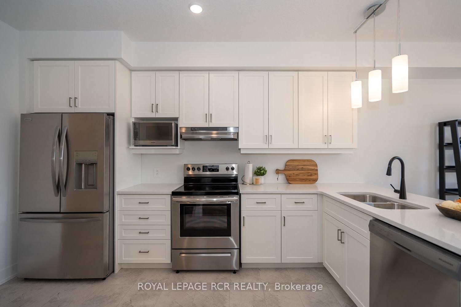 19-690 Broadway Avenue, Orangeville, ON - Indoor Photo Showing Kitchen With Double Sink