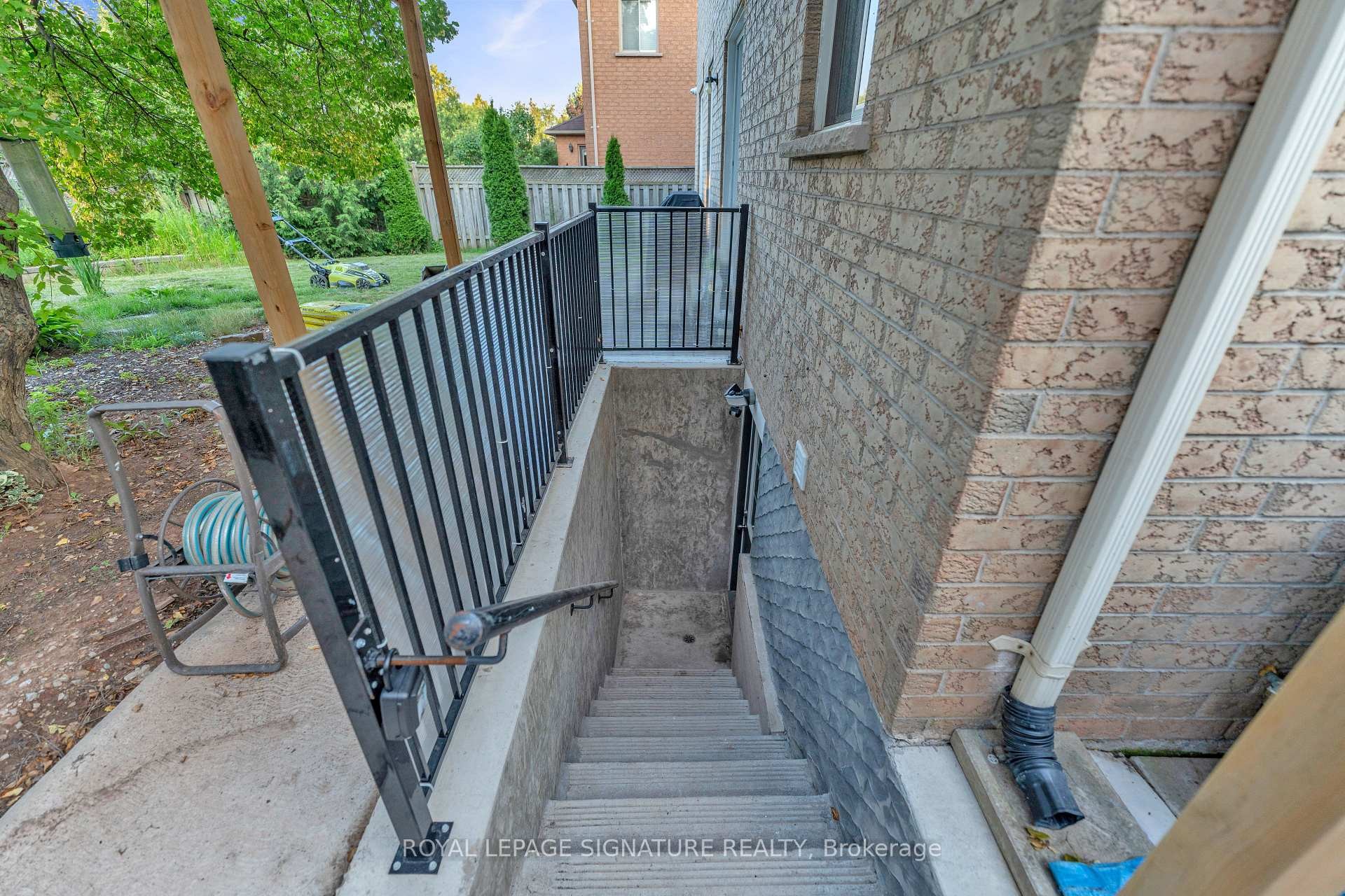 Bsmt-2255 Grand Ravine Drive, Oakville, ON - Outdoor