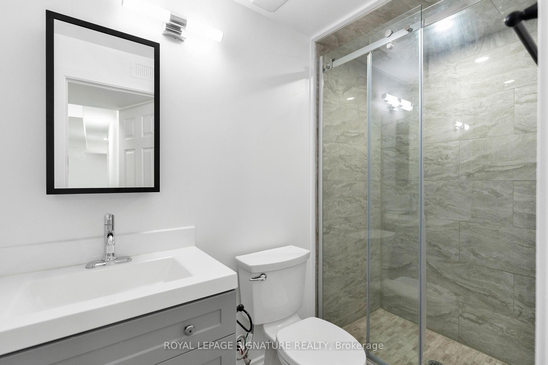Bsmt-2255 Grand Ravine Drive, Oakville, ON - Indoor Photo Showing Bathroom