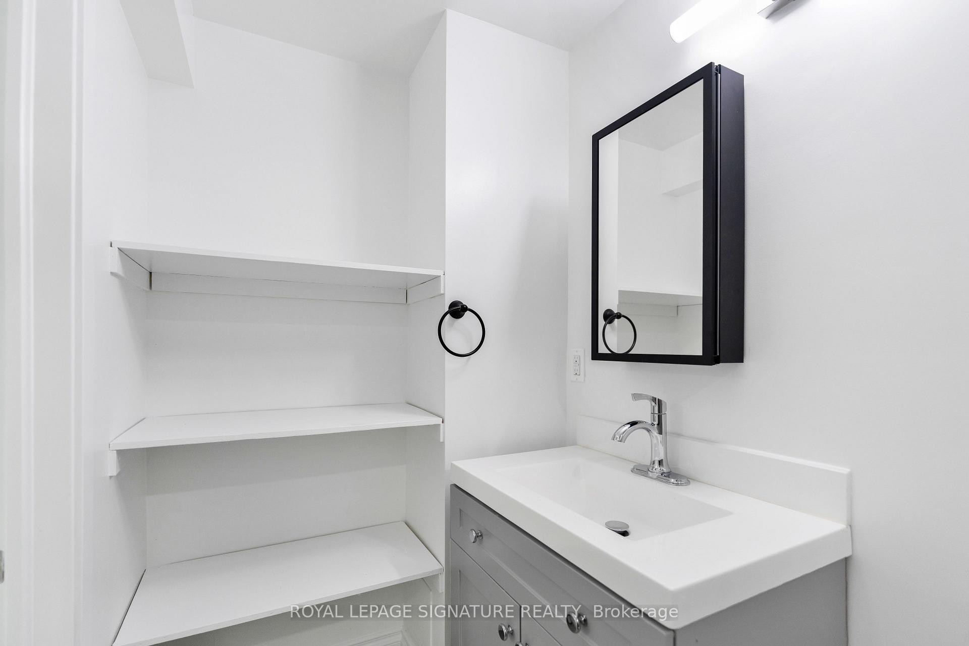 Bsmt-2255 Grand Ravine Drive, Oakville, ON - Indoor Photo Showing Bathroom