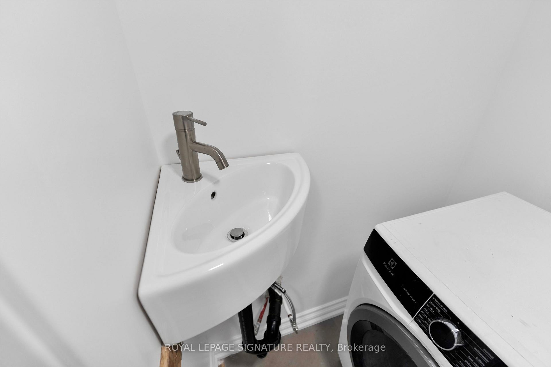 Bsmt-2255 Grand Ravine Drive, Oakville, ON - Indoor Photo Showing Bathroom