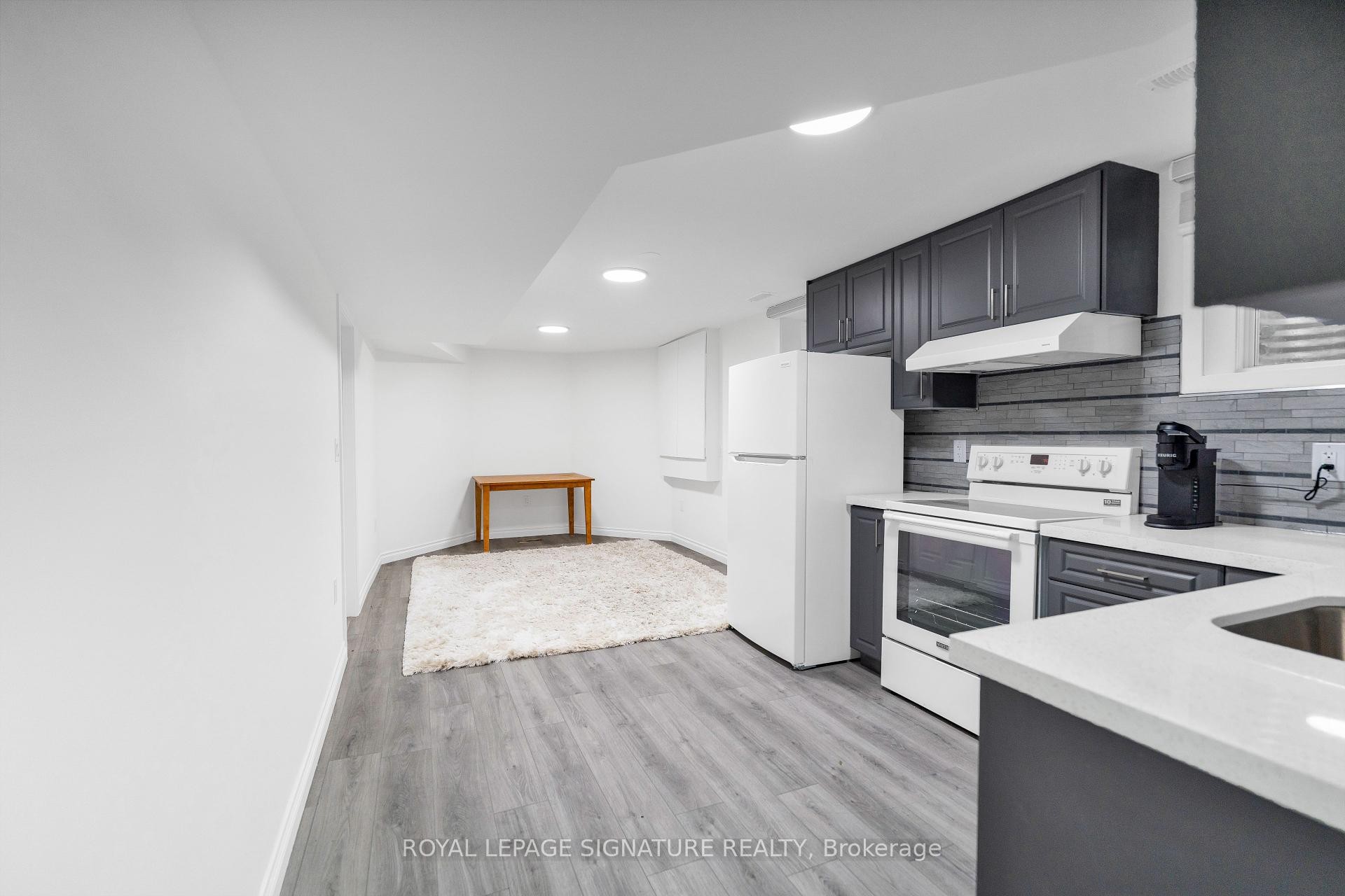 Bsmt-2255 Grand Ravine Drive, Oakville, ON - Indoor Photo Showing Kitchen