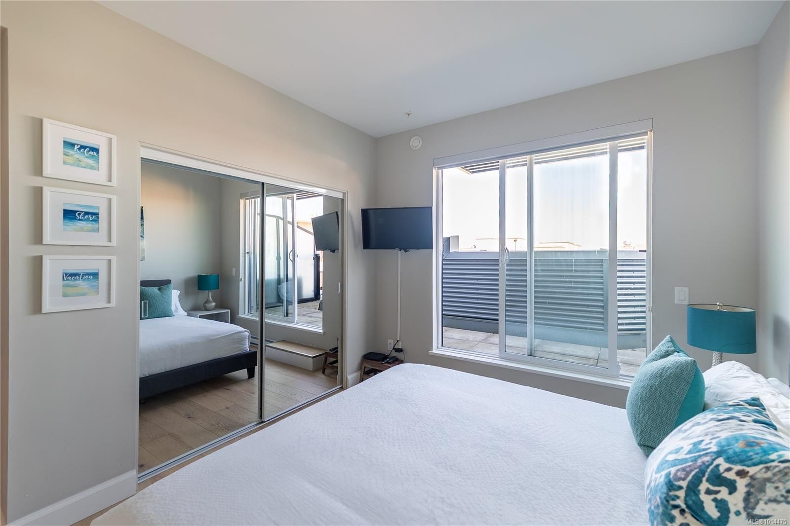 411-595 Pandora Ave, Victoria, BC - Indoor Photo Showing Bedroom