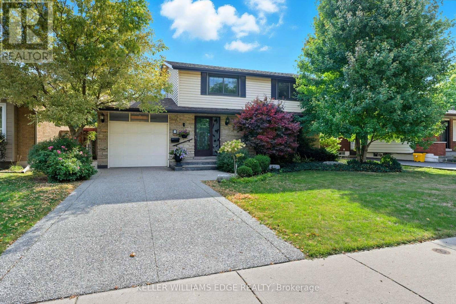 33 Goldfinch Road, Hamilton, ON - Outdoor With Facade