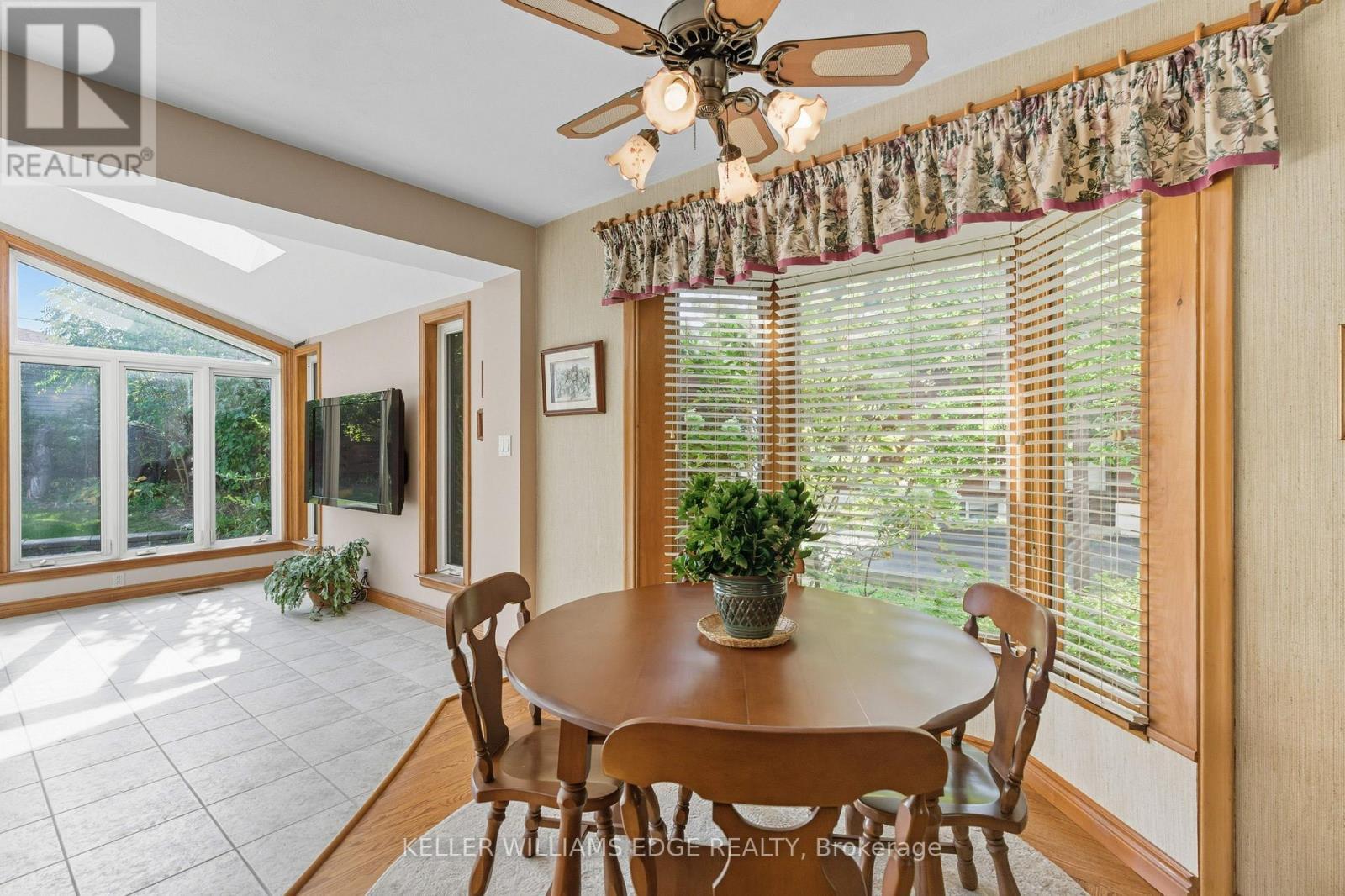 33 Goldfinch Road, Hamilton, ON - Indoor Photo Showing Dining Room